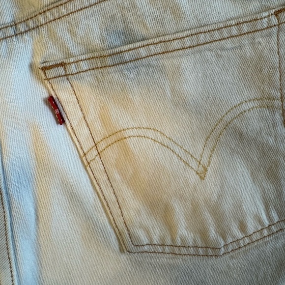 Levi' Premium Ribcage Straight Whitewashed Denim Frayed Shorts / 31 - Picture 10 of 11